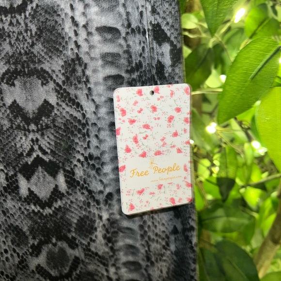 FREE PEOPLE Snake Print High Rise Wide Leg Jeans Size 32 NWT - Picture 7 of 12